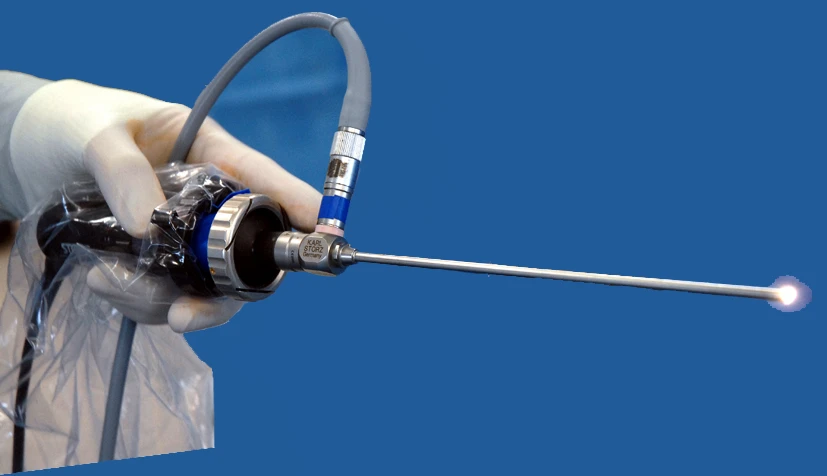 Arthroskop mit Kamera und beleuchteter Optik zur Gelenkspiegelung
